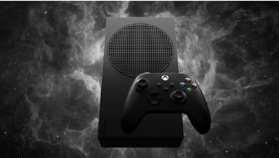 Eine Xbox Series S 1 TB (schwarz) und ein Xbox Wireless Controller.