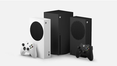 Eine XBOX Series X und zwei XBOX Series S in Weiß und Schwarz.