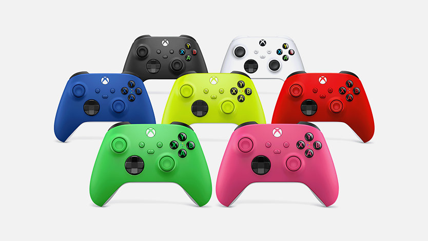 Zeven Xbox draadloze controllers in verschillende kleuren.