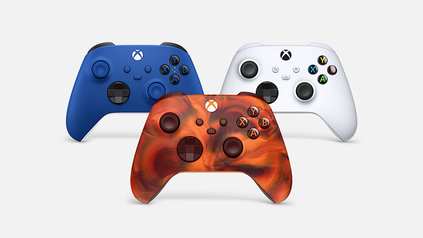 Drei verschiedene Xbox Wireless Controller; sowie XWC Shock Blue, Fire Vapor und Robot White. 