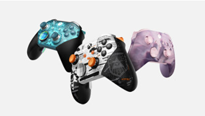 Trois manettes sans fil Xbox personnalisées.