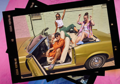 Photo montrant 3 personnes s’amusant dans une voiture jaune à toit ouvert