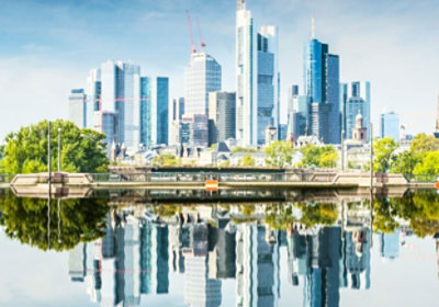 Image d’une ville se reflétant sur une étendue d’eau.