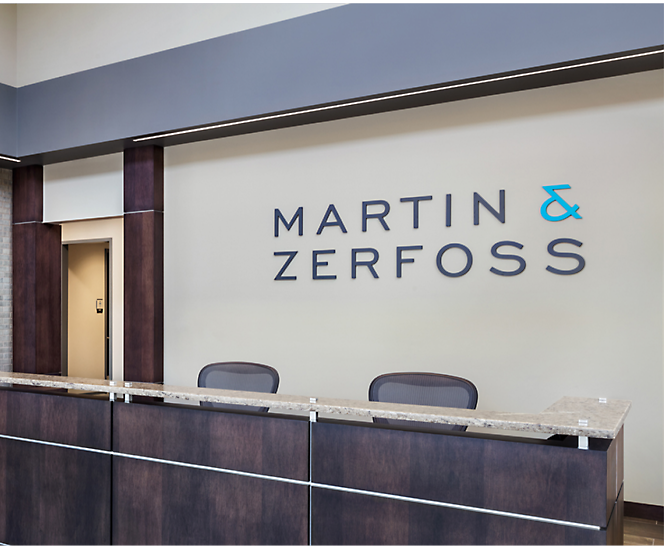 Martin and Zerfoss 大廳及牆上的公司標誌。