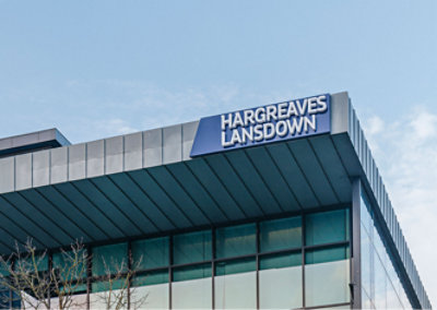 Bangunan dengan tanda bertuliskan hargreaves lansdown.