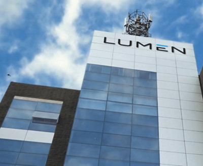 最上部に lumen のロゴがある建物