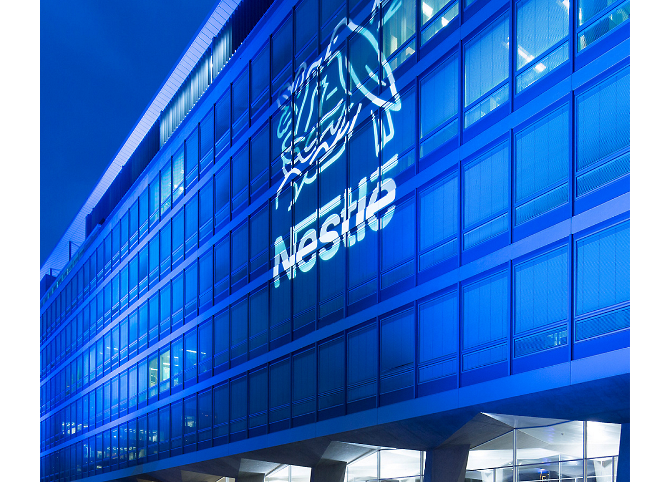 Logótipo da marca Nestlé num edifício de escritórios
