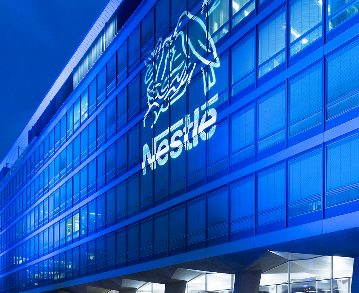 Logotipo de la marca Nestle en un edificio de oficinas