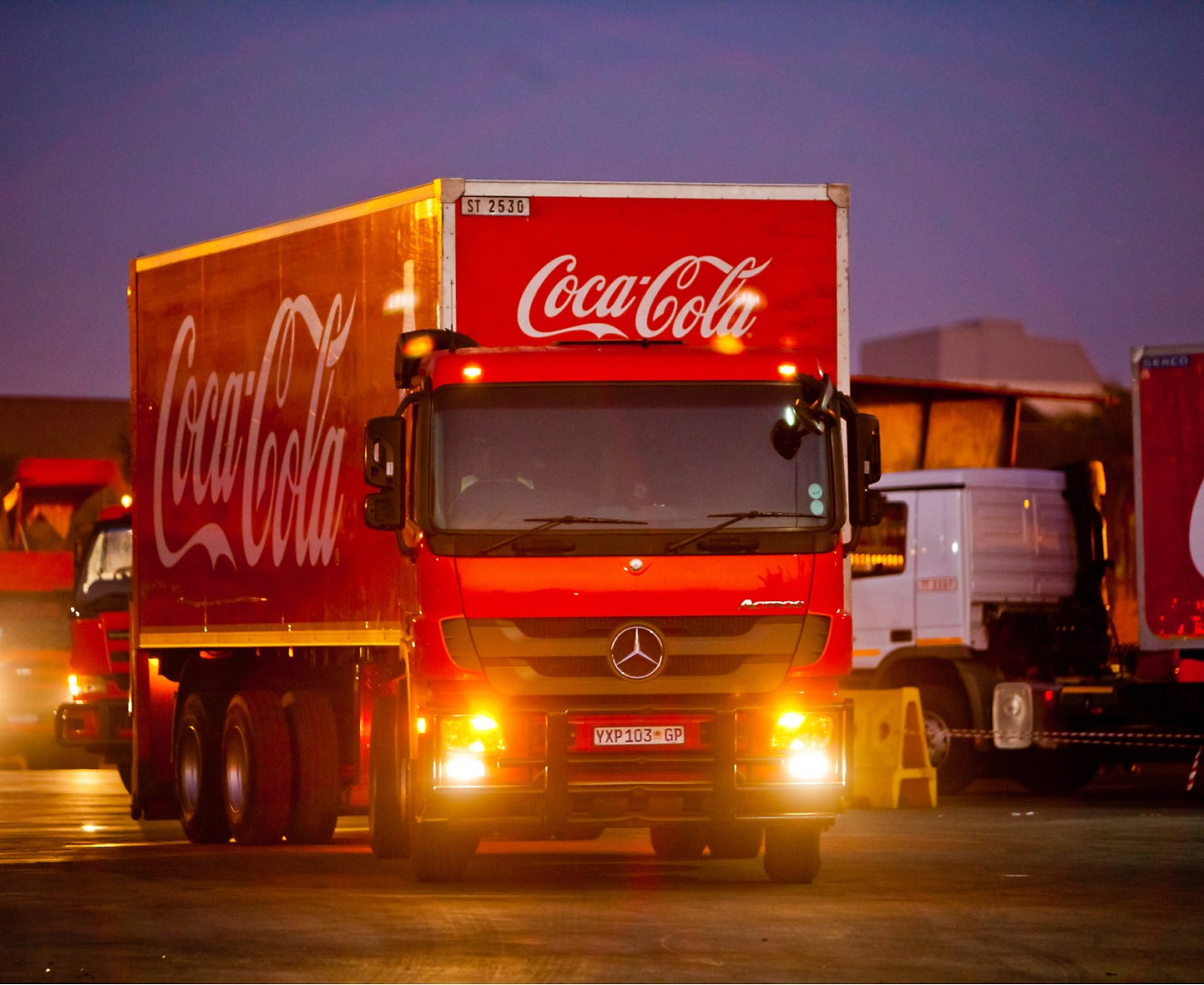 صورة لشاحنة coca cola حمراء.
