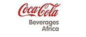 Logotypen för Coca Cola Beverages Africa på en vit bakgrund.
