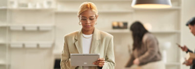 Eine Arbeitskraft im Einzelhandel, die ein Tablet nutzt