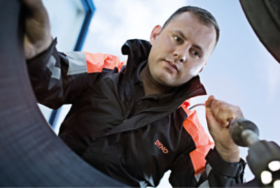 Un hombre trabaja con DYNO-ROD