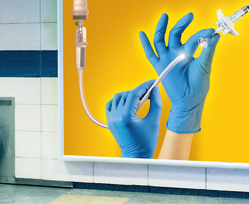 Een medische poster van handen die een buis vasthouden