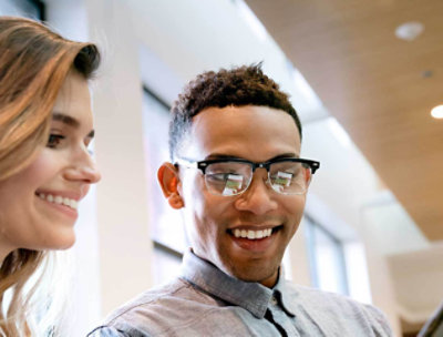 一对年轻男女正看着平板电脑。