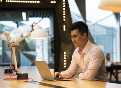 一名男士在办公室里使用笔记本电脑工作.