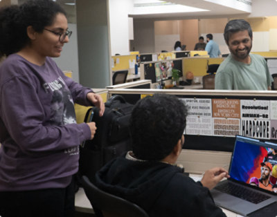 Duas pessoas olhando para um computador