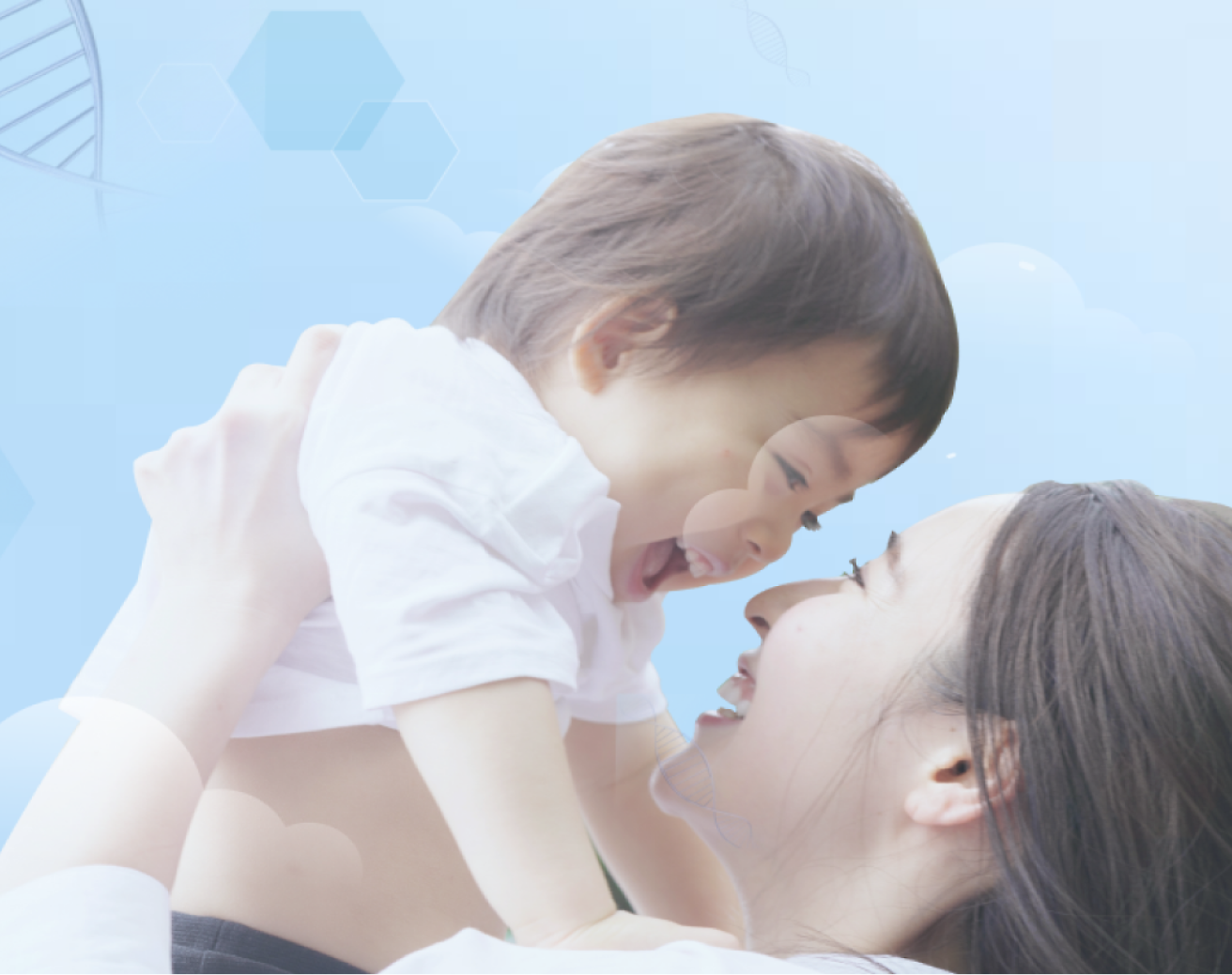 Мать держит ребенка в воздухе и оба улыбаются, на мягко-синем фоне со светлой графикой.
