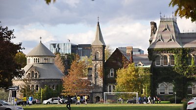 L’université de Toronto est un endroit idéal pour étudier.