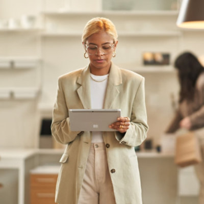 Eine Arbeitskraft im Einzelhandel, die ein Tablet nutzt