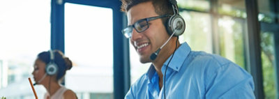 Eine Person, die einen Laptop nutzt