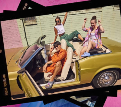 Un grupo de personas en un coche descapotable