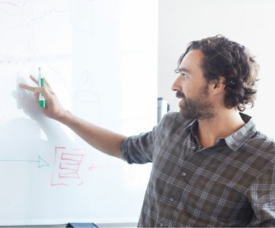 Una persona che indica una lavagna