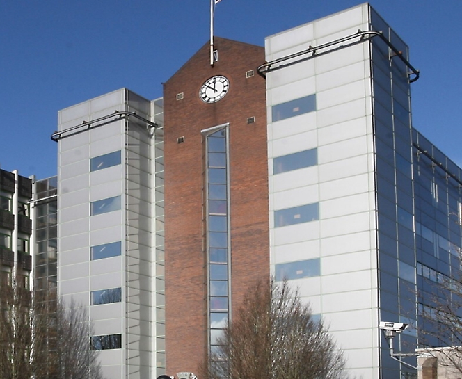 Um edifício com um relógio no topo.