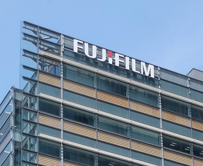 Immeuble de bureaux au sommet duquel est inscrit Fujifilm
