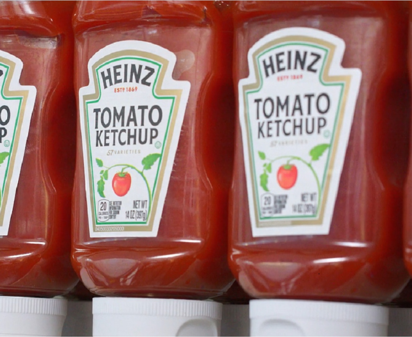 Várias garrafas de ketchup Heinz Tomato colocadas numa prateleira