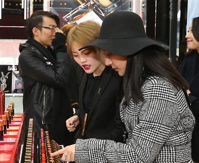 To kvinder i en butik, der prøver forskellige farver neglelak