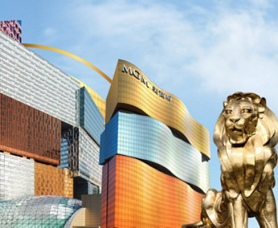 Een gebouw van MGM met de tekst 'MGM' in het Chinees en Engels, aan de rechterkant van het gebouw staat een gouden beeld van een leeuw