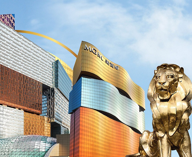 Budova MGM s nápisem MGM v čínštině a angličtině a zlatou sochou lva napravo od budovy