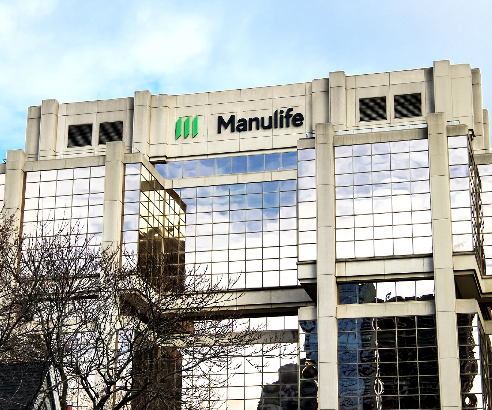 Một tòa nhà có logo Manulife ở trên