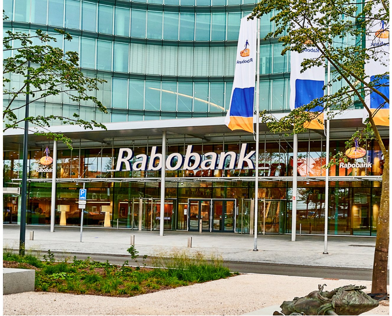 Egy épület egy Rabobank feliratú táblával.