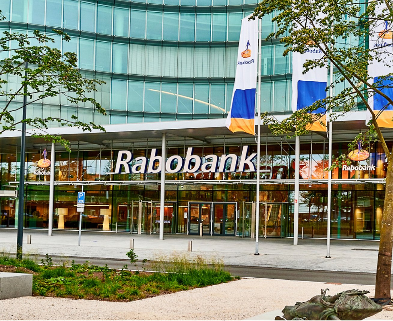 En bygning med et skilt, hvor der står Rabobank.