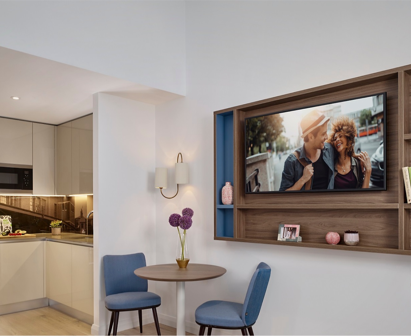 صورة تعرض غرفة جلوس مع تلفزيون مثبت على الحائط.