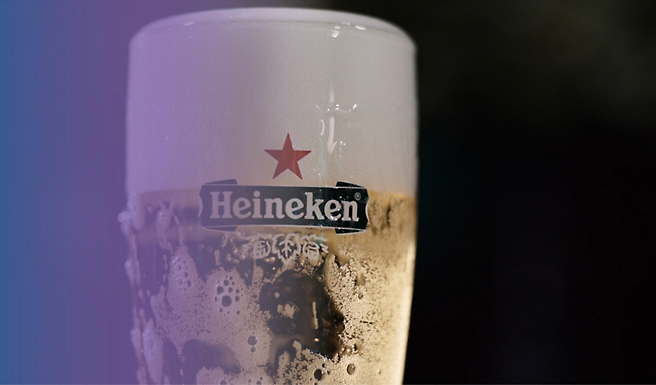 一杯印有星星的喜力啤酒。