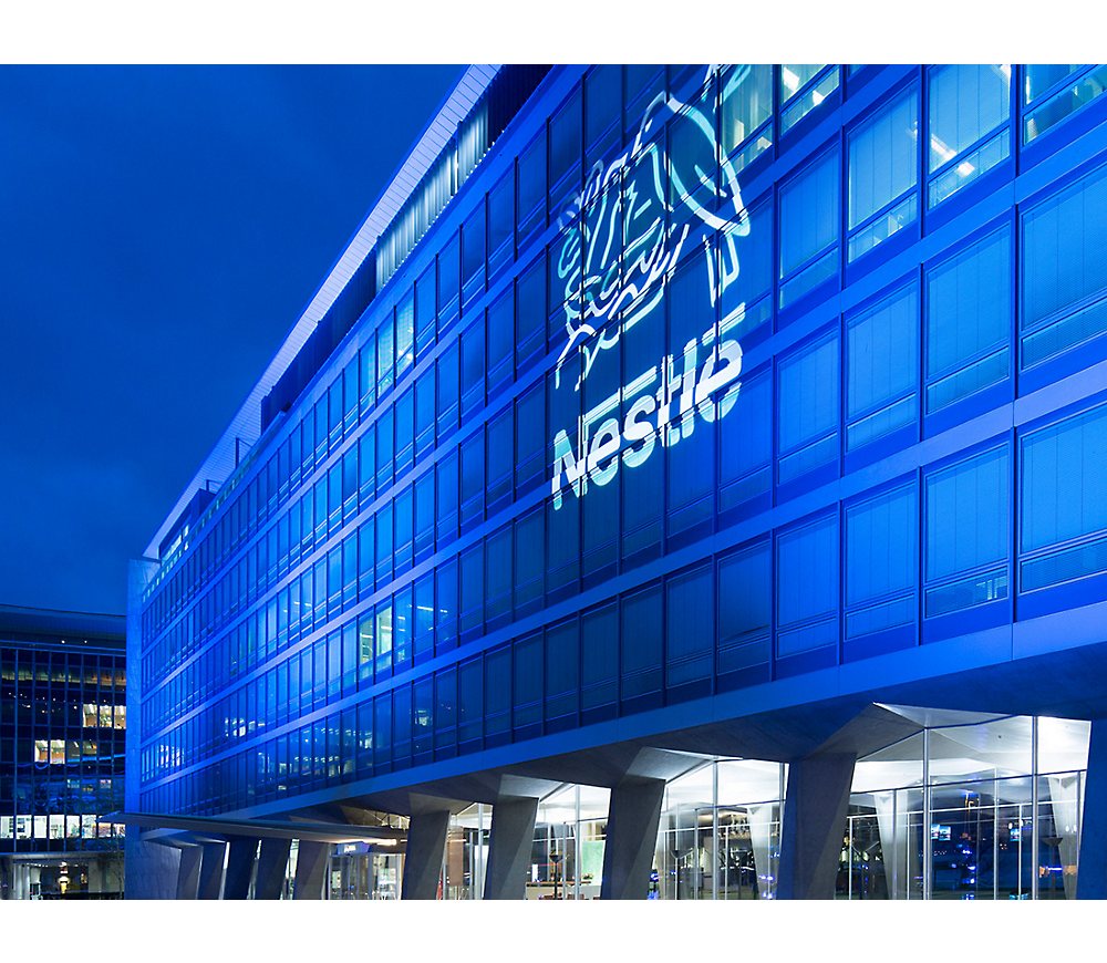 Um edifício com um logótipo da Nestle na parte lateral
