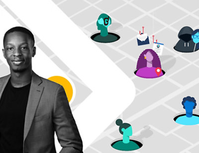  Una persona trajeada de pie sonriendo