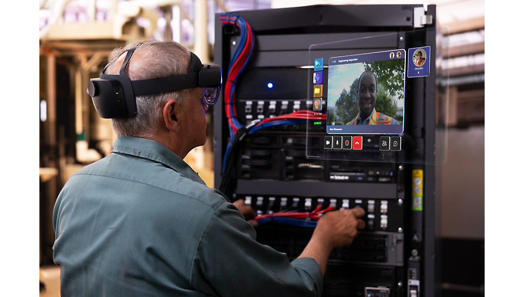 Een technicus met een VR-headset werkt aan een complexe reeks kabels in een industriële omgeving, waarbij een digitale interface zichtbaar is