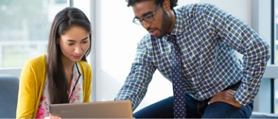 Мужчина и женщина смотрят на ноутбук.