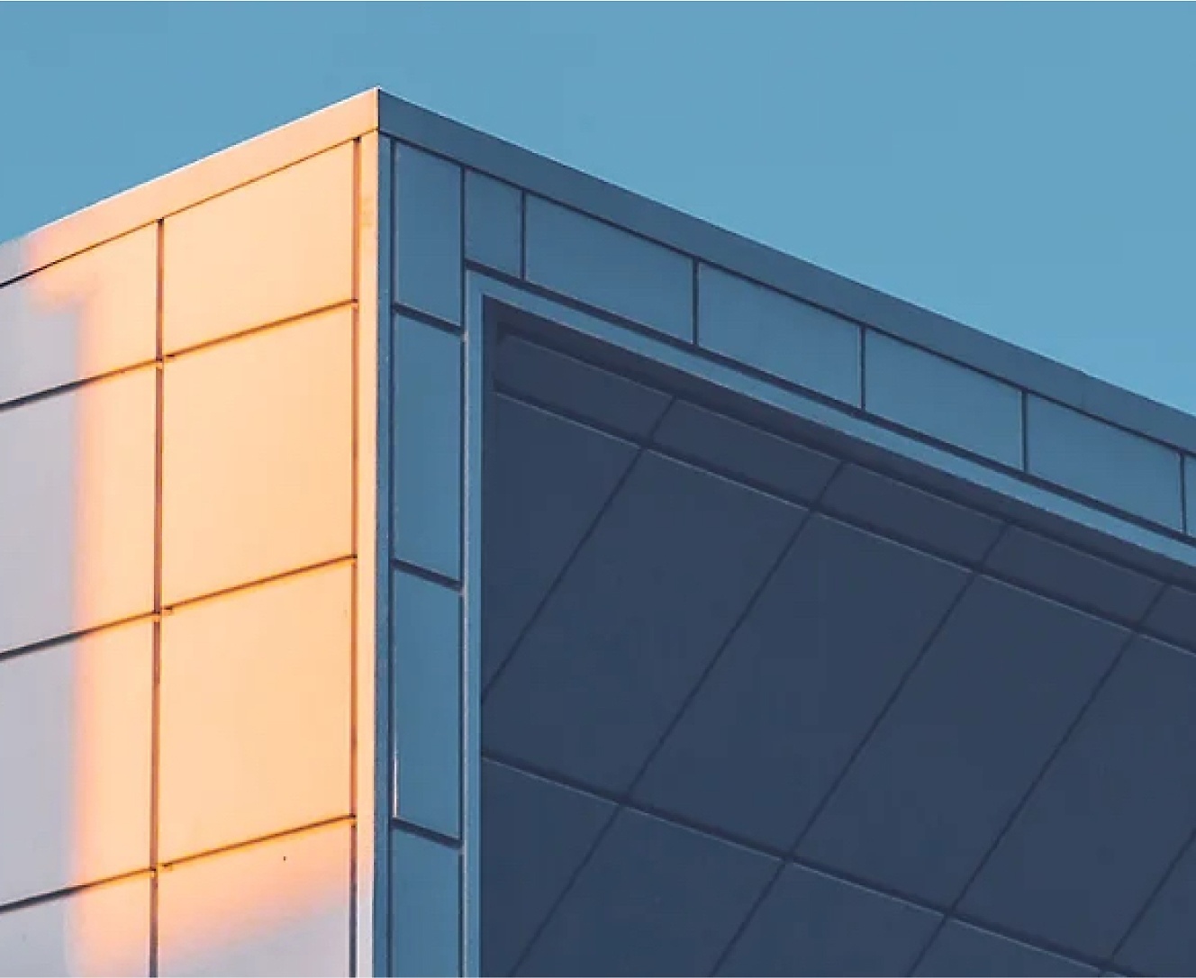 Een afbeelding van een gebouw met een blauwe lucht.