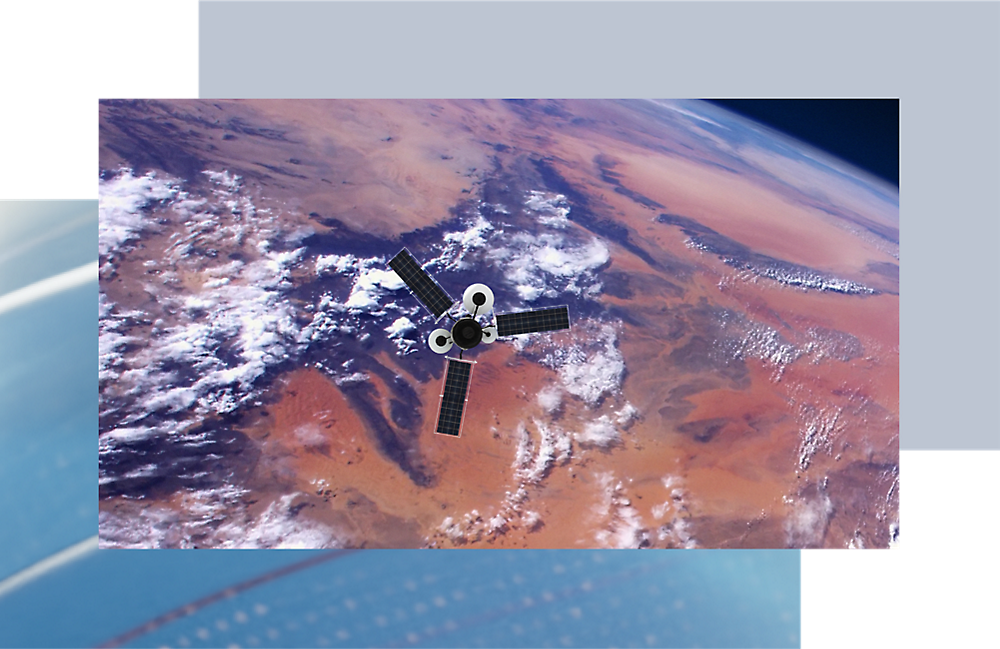Satélite em órbita da Terra com uma vista alargada da paisagem árida em baixo, com nuvens visíveis, realçando a curvatura da Terra.