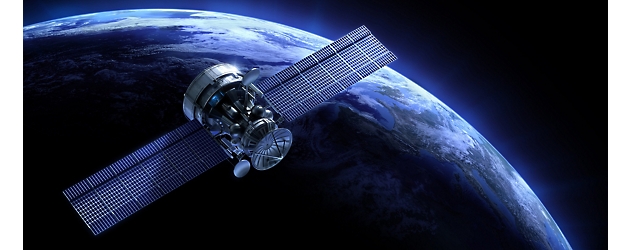 Satelit dengan panel surya yang diperluas mengorbit bumi, diatur dengan latar belakang luar angkasa yang gelap.