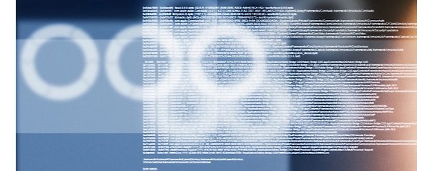 Código binário digital e guião de programação informática sobrepostos num fundo abstrato desfocado.