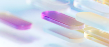 Petri-diskar med färgade medier i en laboratoriemiljö.