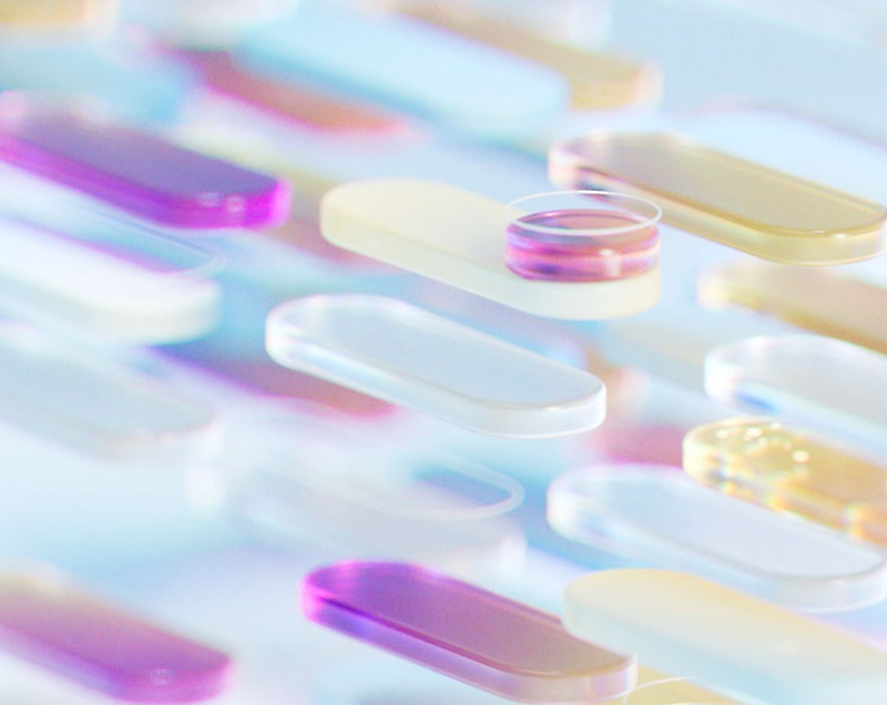 Különböző színes tabletták egy szürreális, álomszerű térben lebegnek.
