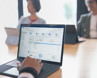 algunas personas trabajando en su portátil