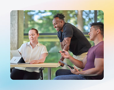 Tre personer som pratar med varandra