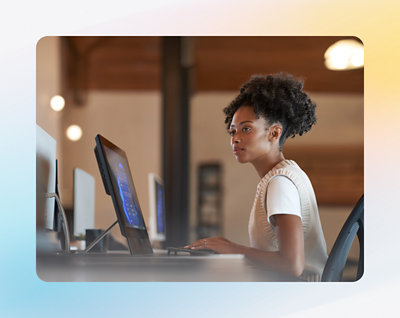 En kvinna som arbetar på en bärbar dator